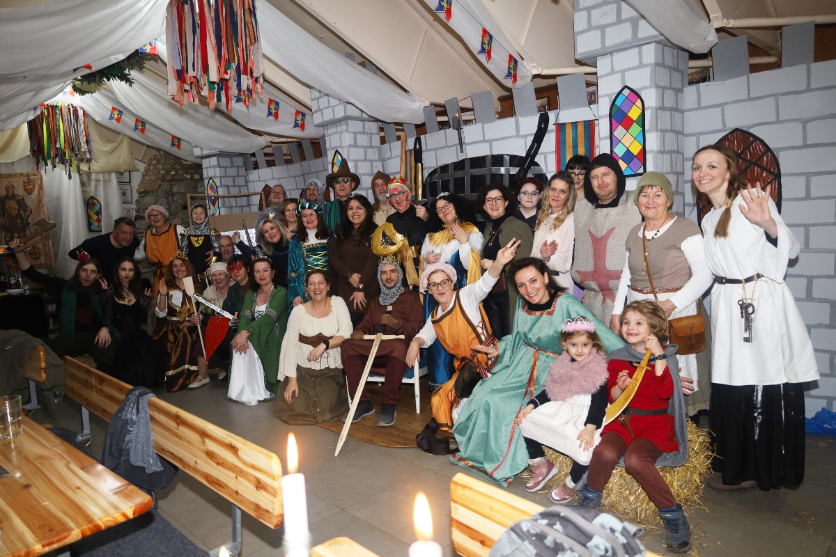 Planinarske maškare, "Krune i mačevi"