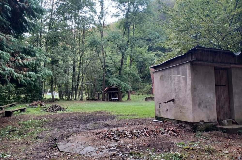 
 Radna akcija uređenja okoliša i prostorija naše pl. kuće na Strmcu
